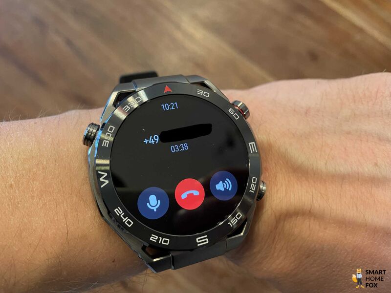 Man sieht einen eingehenden Anruf auf der Huawei Watch Ultimate.